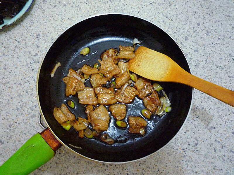 白菜木耳炒肉片步骤8