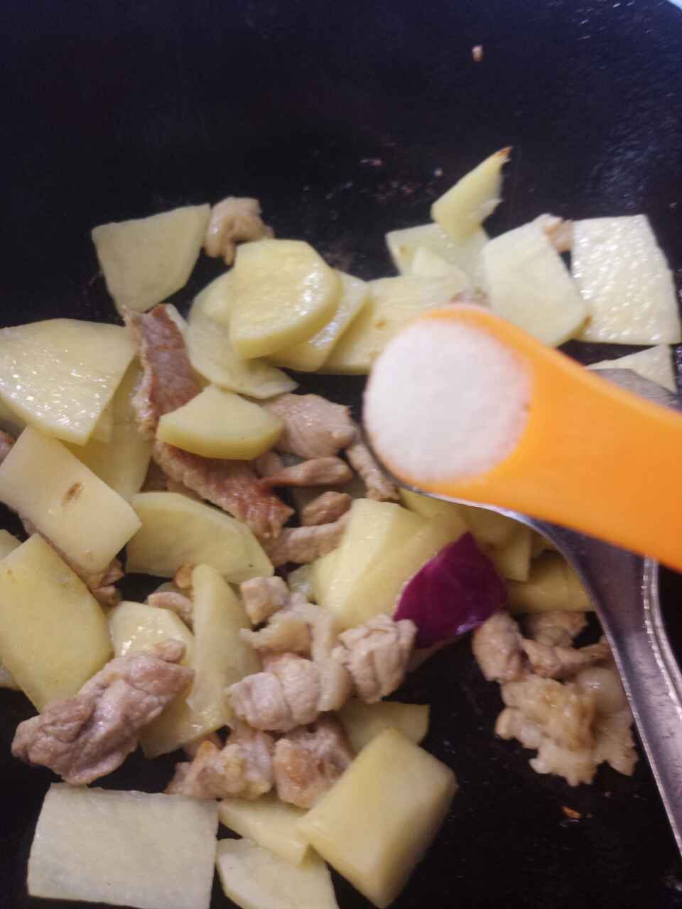 紫甘蓝肉丝炒土豆步骤4