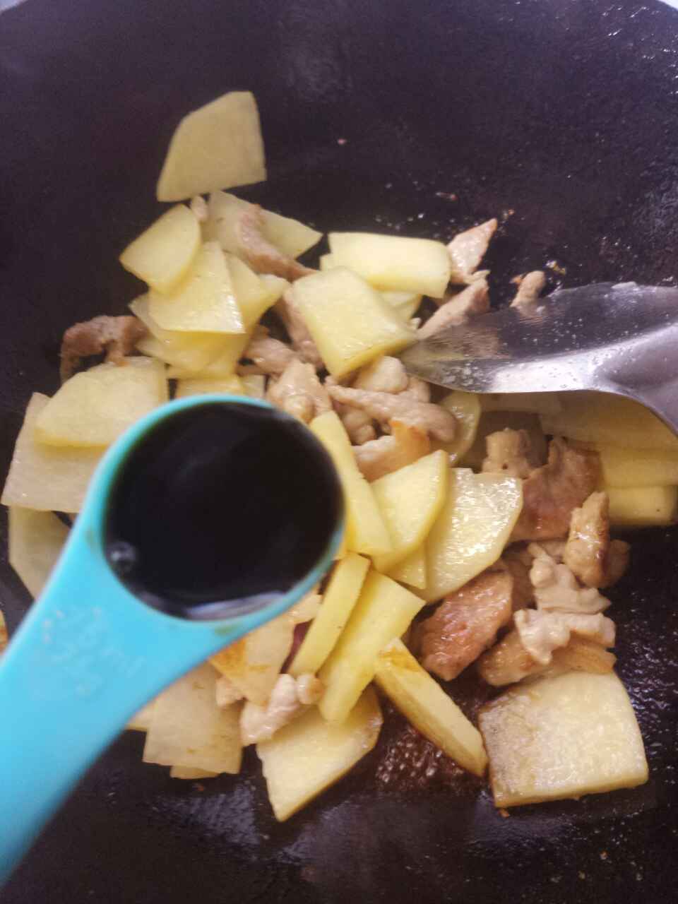 紫甘蓝肉丝炒土豆步骤5