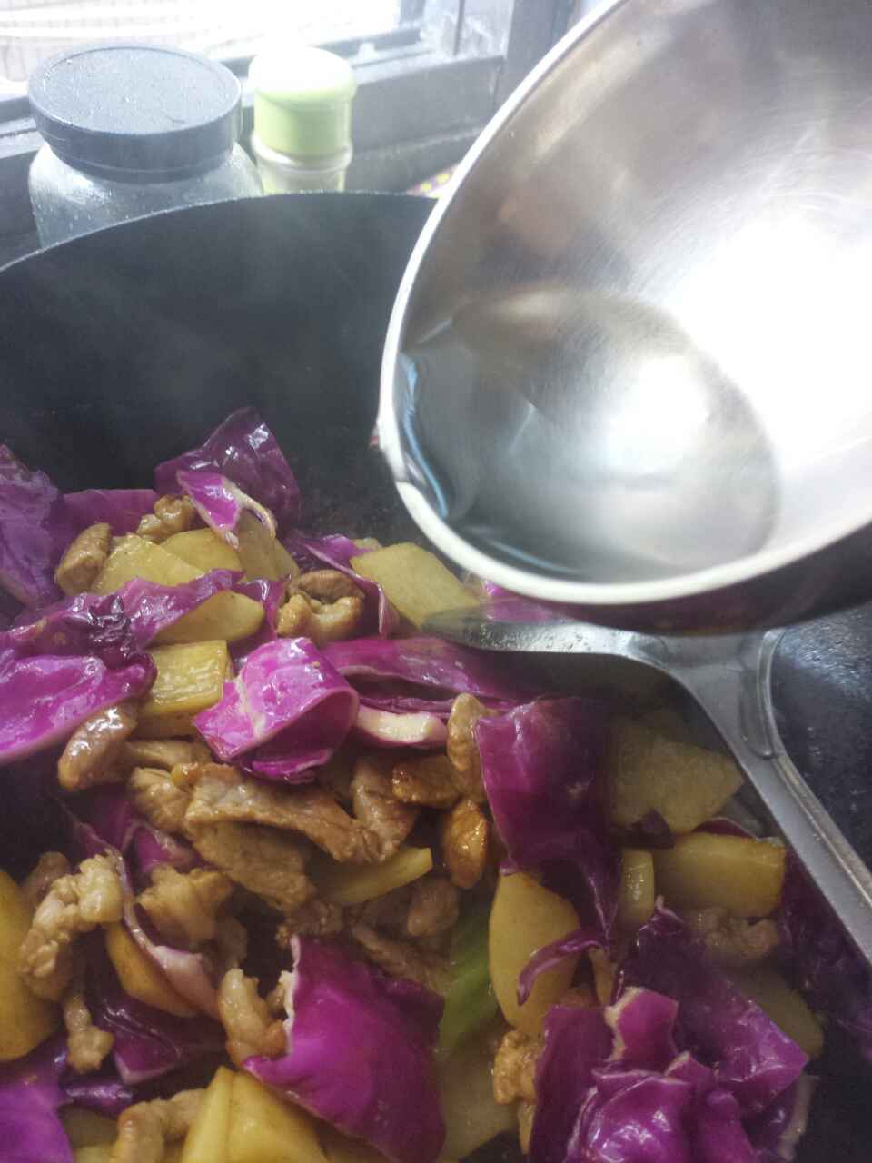 紫甘蓝肉丝炒土豆步骤8