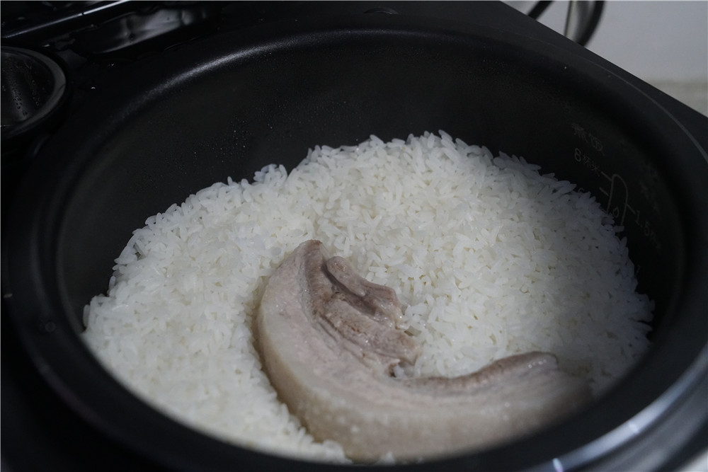 五花肉焖饭步骤5