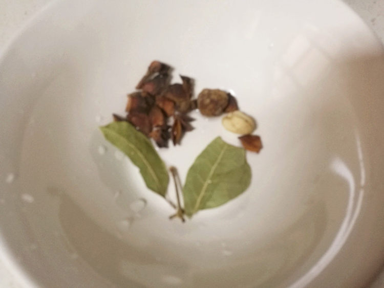咸笋炖五花肉步骤2