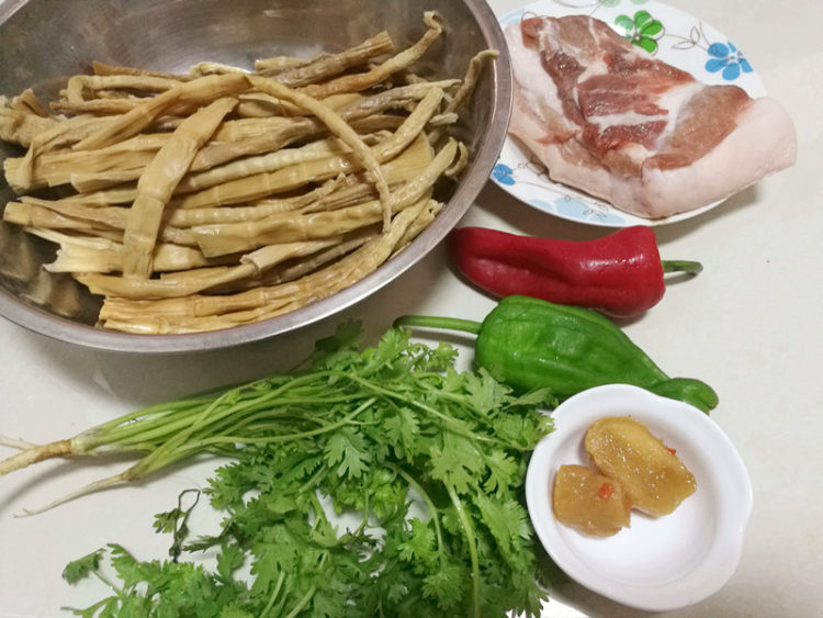 咸笋炖五花肉步骤1