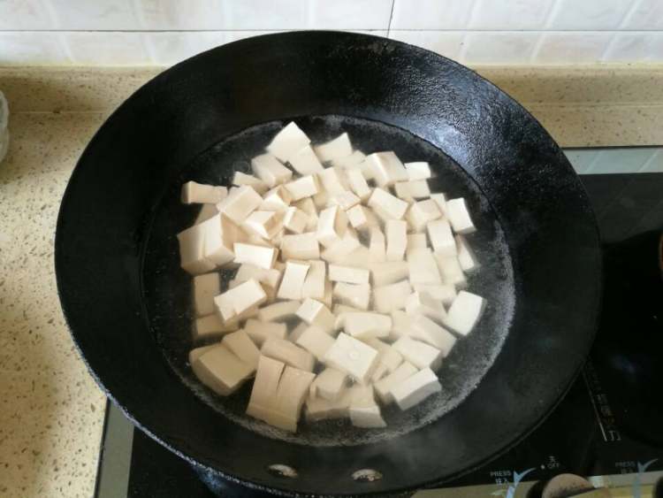 五花肉焖豆瓣酱豆腐步骤6