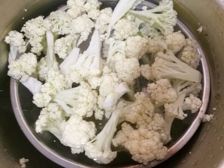 回锅肉炒花菜步骤3