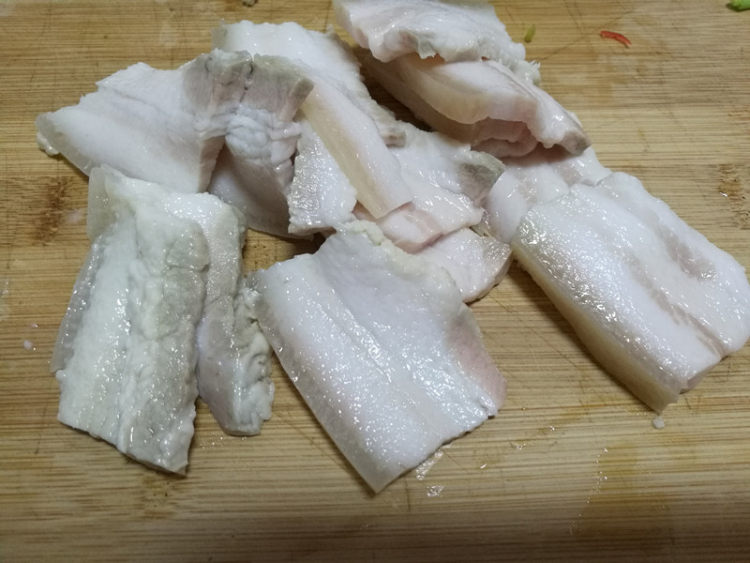 回锅肉炒花菜步骤4