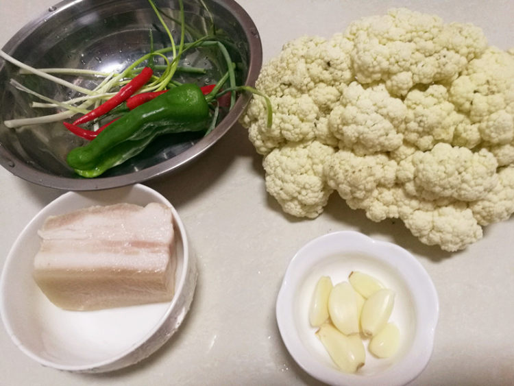 回锅肉炒花菜步骤1