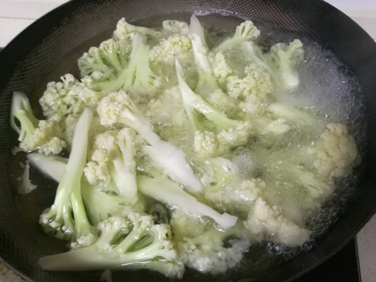 回锅肉炒花菜步骤7