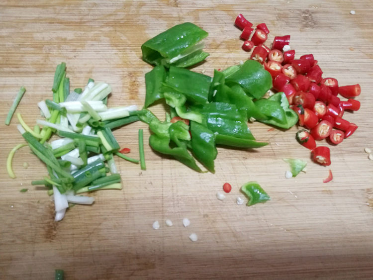 回锅肉炒花菜步骤5