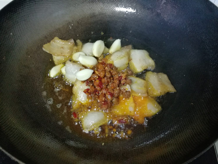 回锅肉炒花菜步骤9