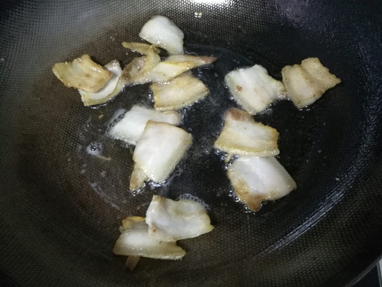 回锅肉炒花菜步骤8