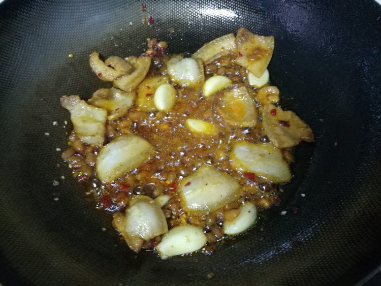 回锅肉炒花菜步骤10