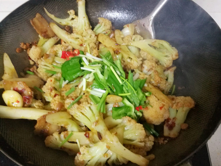 回锅肉炒花菜步骤13