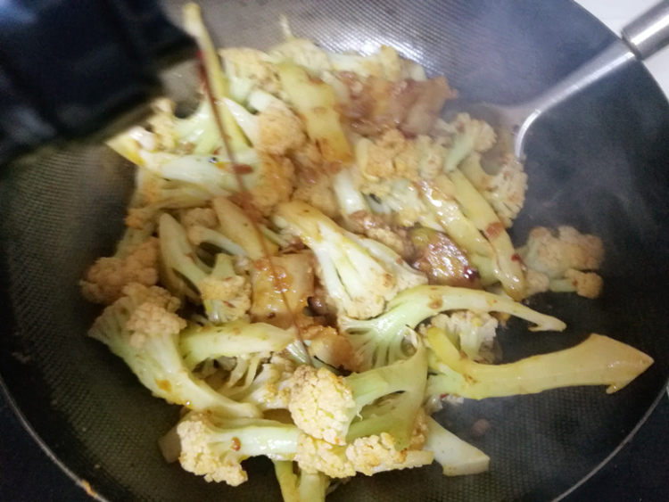 回锅肉炒花菜步骤12