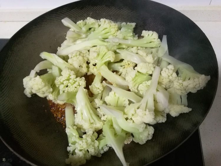 回锅肉炒花菜步骤11