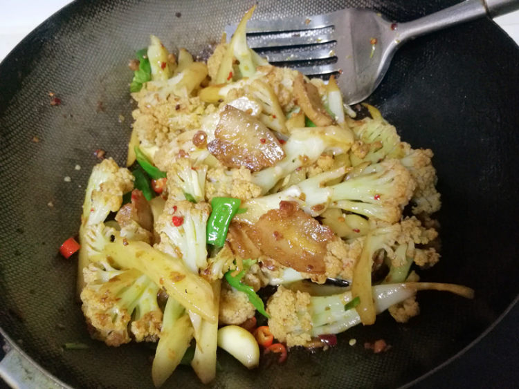 回锅肉炒花菜步骤14