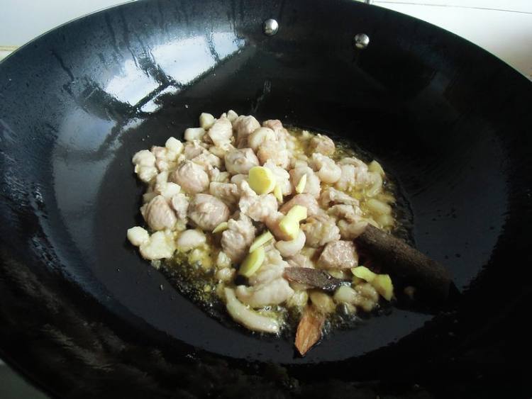 红烧肉豆角面步骤6