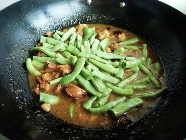 红烧肉豆角面步骤9