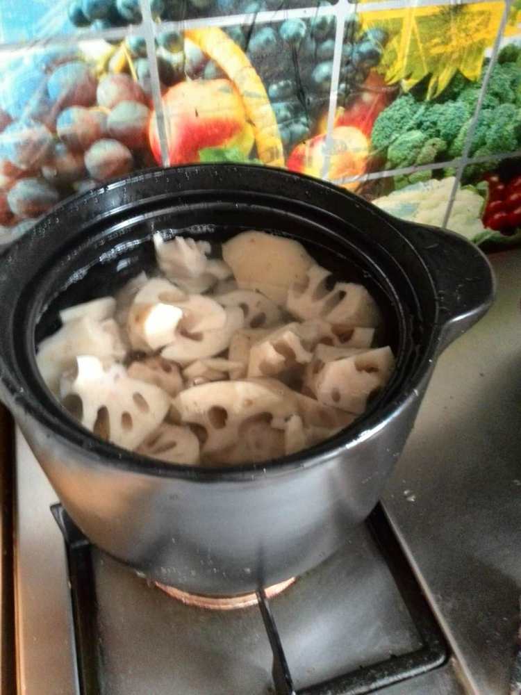 砂锅煨藕汤步骤3