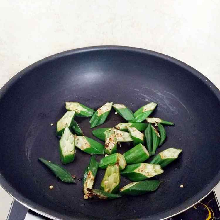 五花肉煸秋葵步骤4