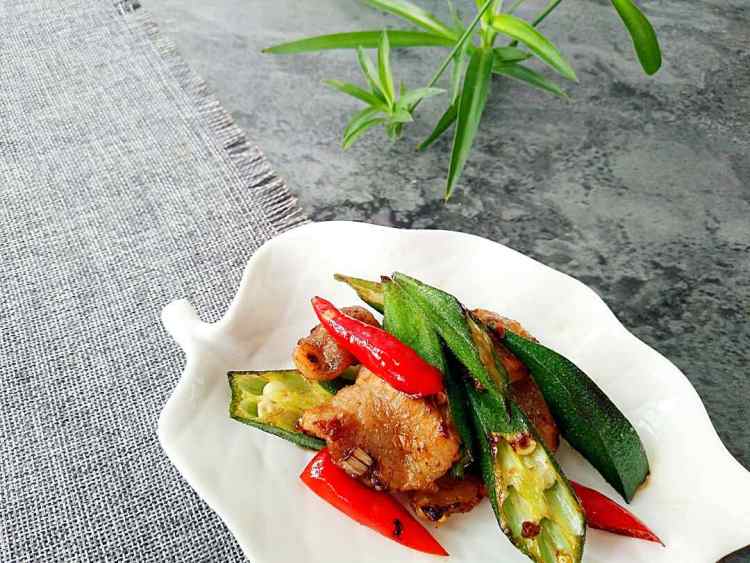 五花肉煸秋葵步骤11