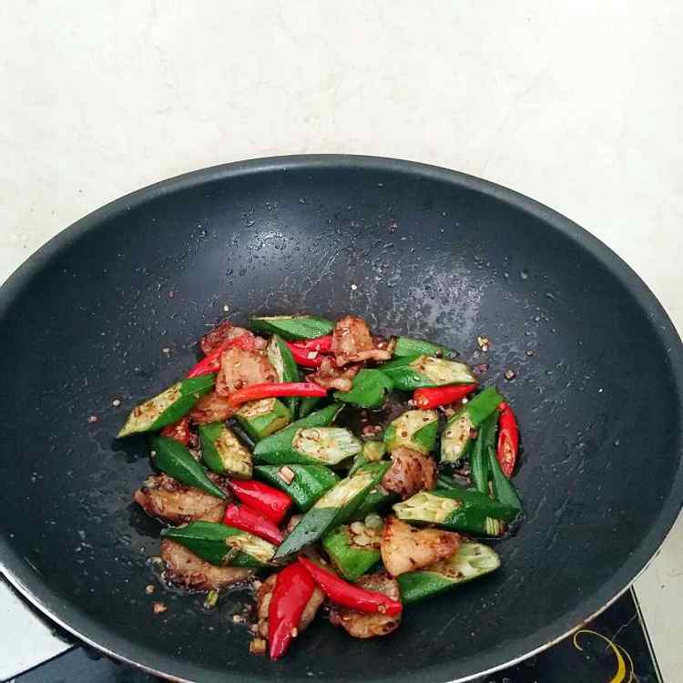 五花肉煸秋葵步骤10