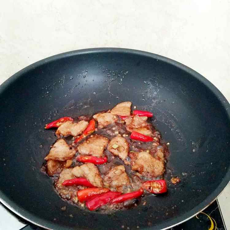五花肉煸秋葵步骤8