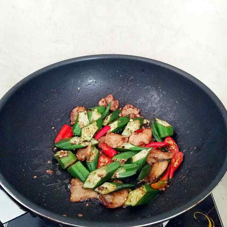 五花肉煸秋葵步骤9