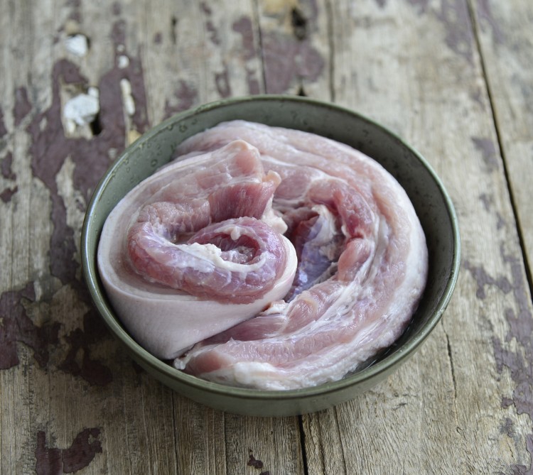 红烧肉炖小土豆步骤1