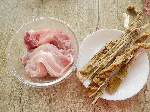 香菇笋干炖肉步骤1