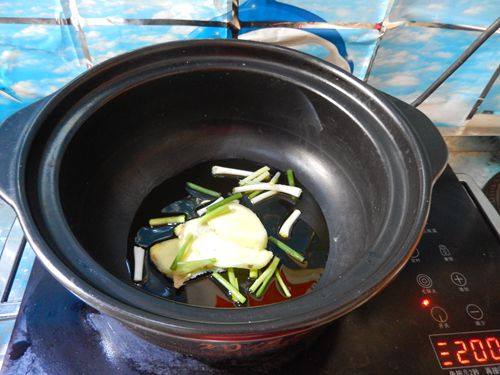 香菇笋干炖肉步骤7