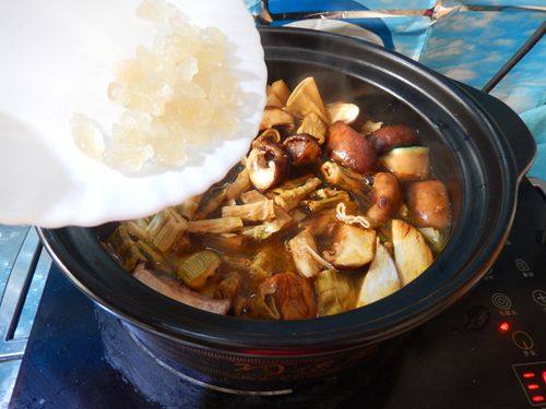 香菇笋干炖肉步骤13