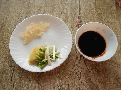 香菇笋干炖肉步骤3