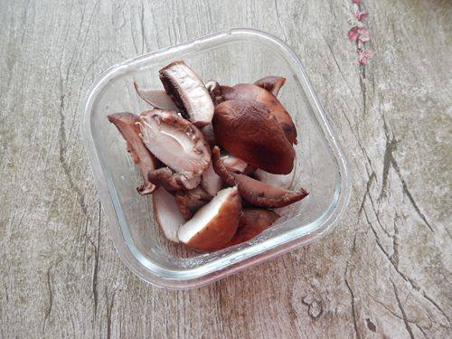 香菇笋干炖肉步骤5