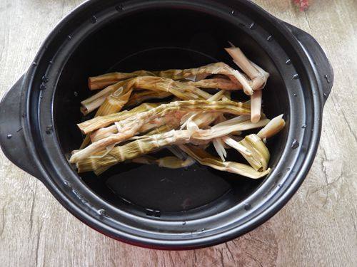 香菇笋干炖肉步骤2
