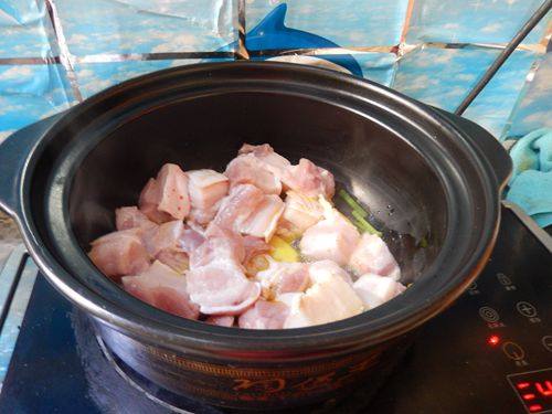 香菇笋干炖肉步骤8