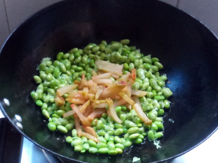 肉丝榨菜炒毛豆步骤8