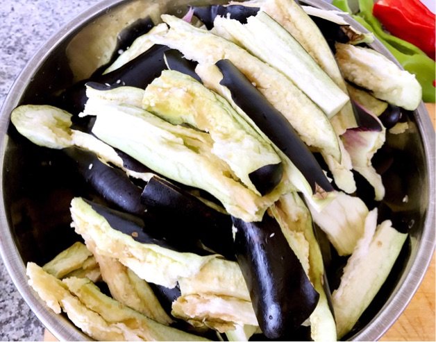 茄条五花肉炖蚬子步骤2