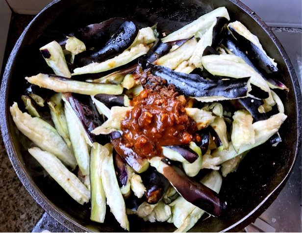 茄条五花肉炖蚬子步骤6