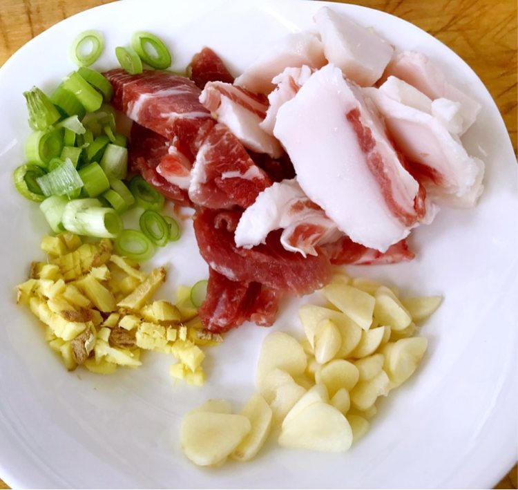 茄条五花肉炖蚬子步骤4