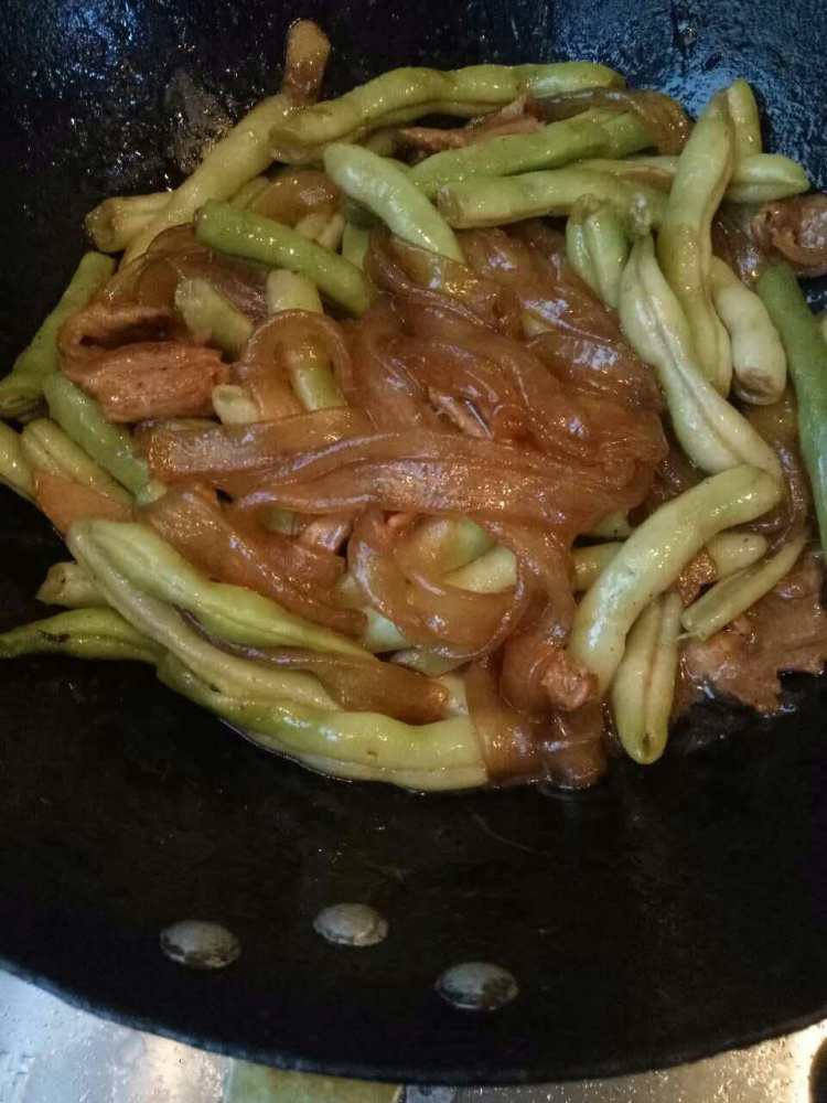 五花肉粉条炖豆角步骤11