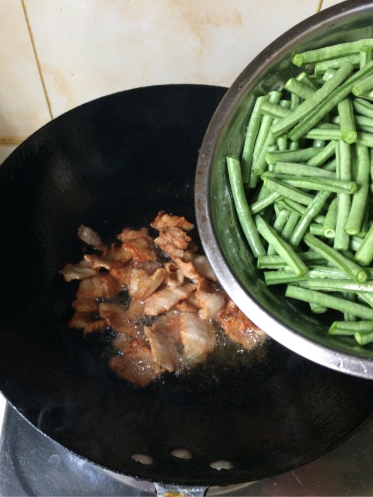 五花肉煸豆角步骤4
