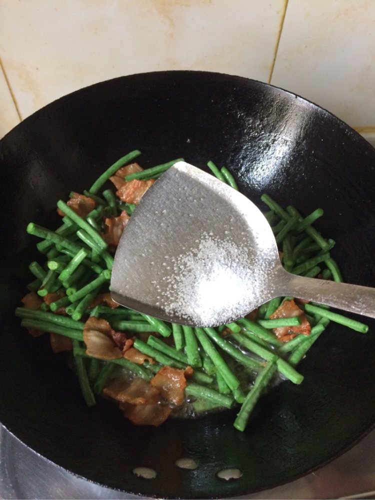 五花肉煸豆角步骤5