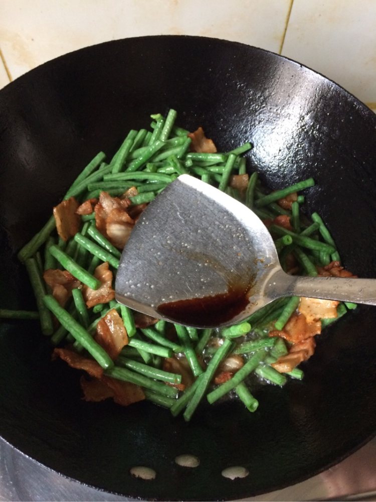 五花肉煸豆角步骤6