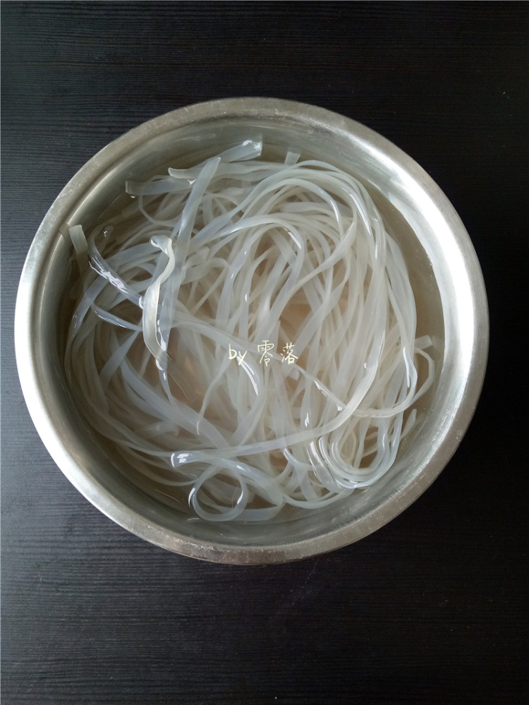 五花肉炖粉条步骤1