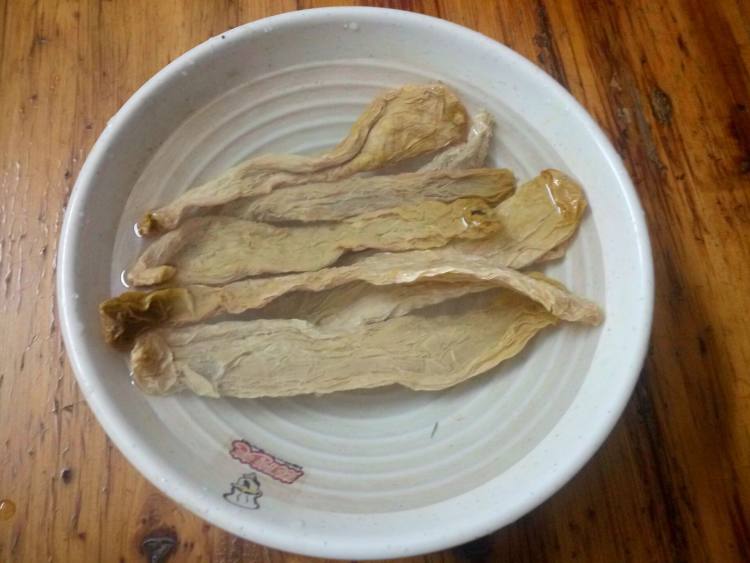 黄瓜干炖五花肉步骤1