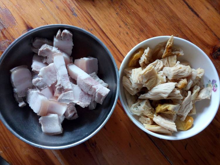 黄瓜干炖五花肉步骤2