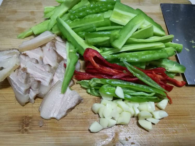苦瓜回锅肉步骤2