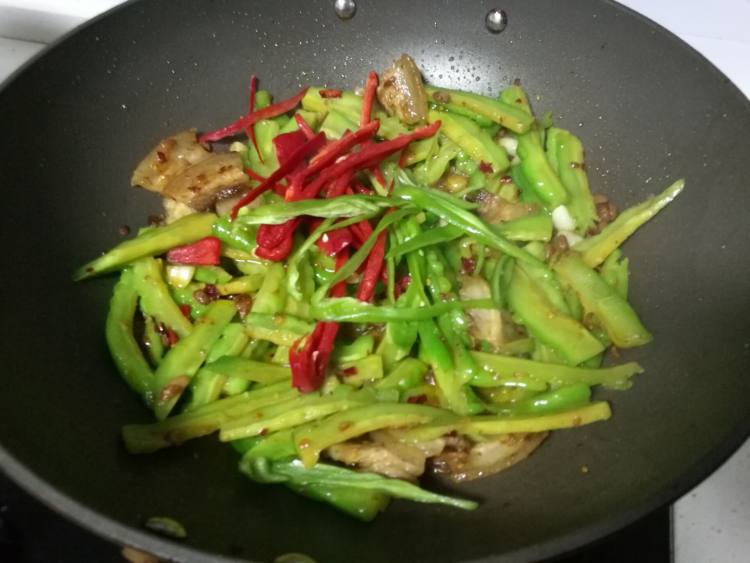 苦瓜回锅肉步骤9