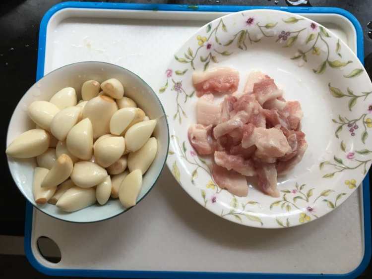 大蒜烧肉步骤1